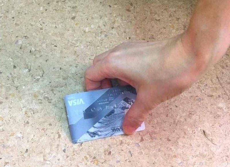 Двое жителей Ижевска задержаны за кражи с найденных банковских карт